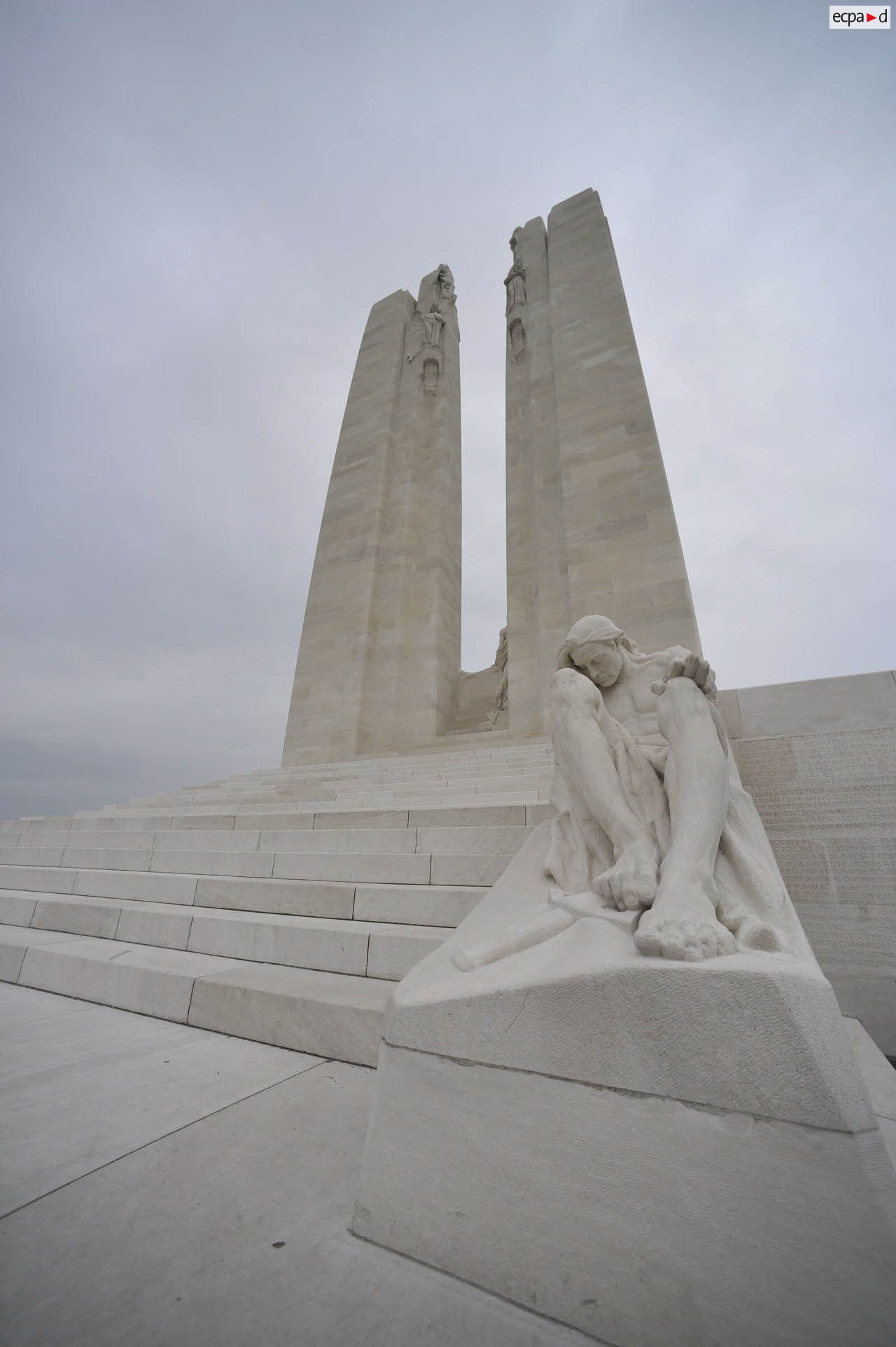 Vue en contre-plongée sur le mémorial national canadien de Vimy.