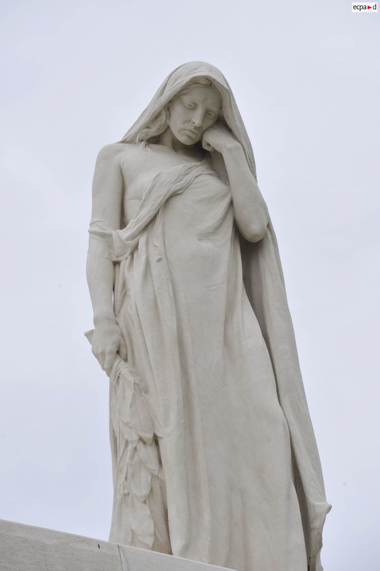 Statue de femme au mémorial national canadien de Vimy.