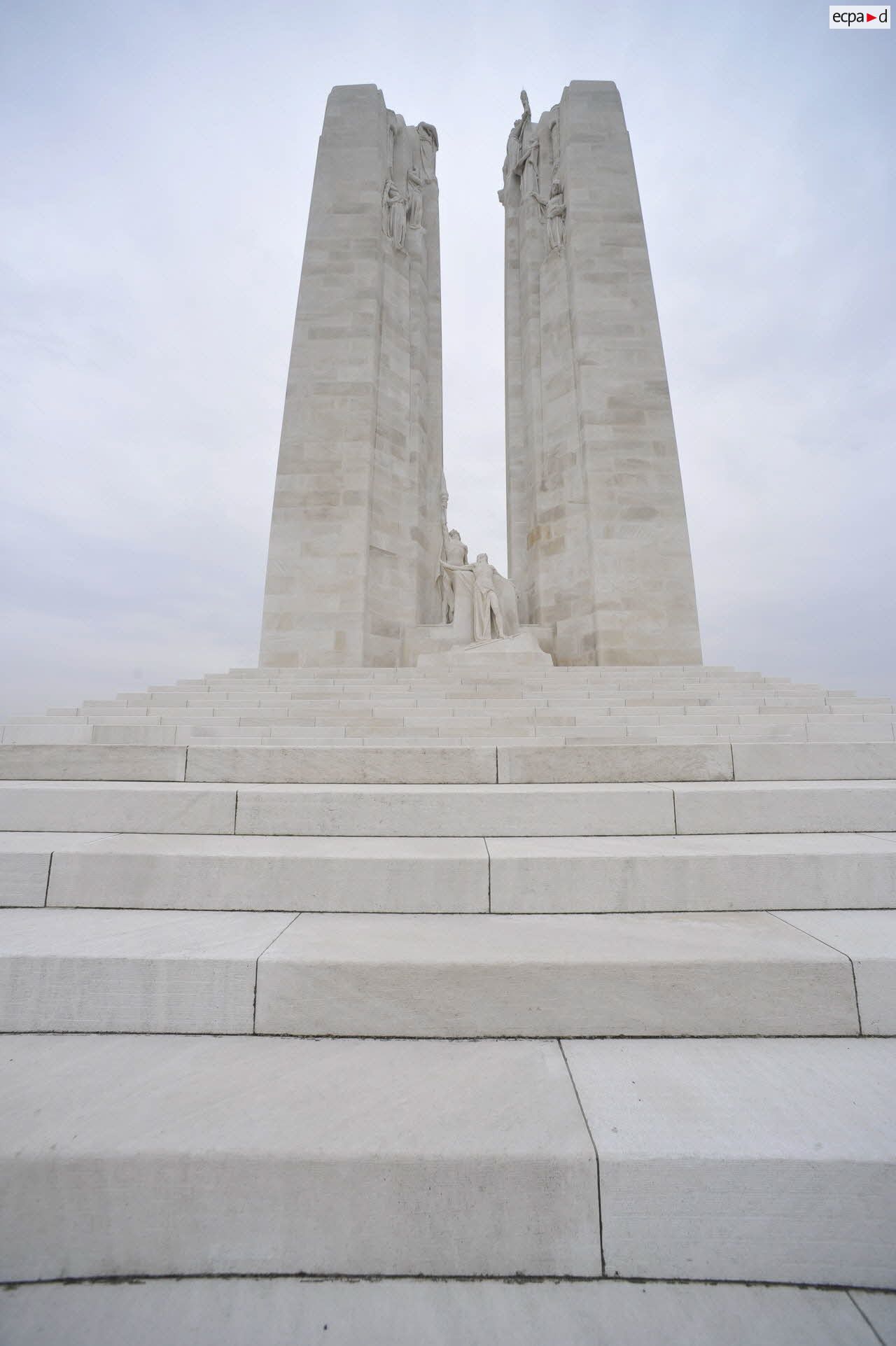 Vue en contre-plongée du mémorial national canadien de Vimy.