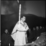 Un prêtre célèbre la messe de minuit dans une unité à proximité du front, entre Bourbach-le-Haut et Bitschwiller-lès-Thann (à 3 km au Nord-Ouest de Thann).