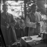 Sur la ligne de front dans un bois près de Bitschwiller-lès-Thann (3 km nord-ouest de Thann) (Haut-Rhin), une messe de Noël est célébrée dans une unité.