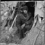 Sur la ligne de front dans un bois près de Bitschwiller-lès-Thann (Haut-Rhin), un sous-officier installé dans un abri de fortune attend Noël.