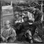 Sur la ligne de front dans un bois près de Bitschwiller-lès-Thann (Haut-Rhin), des soldats reçoivent de petits cadeaux à l'occasion de Noël.