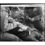 Sur le front alsacien, un soldat blessé reçoit les premiers soins dans un poste de secours avancé.