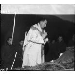 Un prêtre célèbre la messe de minuit dans une unité à proximité du front, entre Bourbach-le-Haut et Bitschwiller-lès-Thann (à 3 km au Nord-Ouest de Thann).