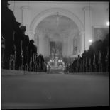 A proximité du front, une messe de Noël est célébrée dans une église d'Alsace.