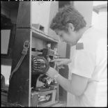 Nettoyage du projecteur 16 mm par une opératrice de l'équipe itinérante 