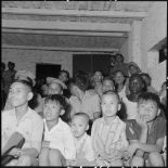 Au poste de My Do, militaires et enfants de partisans assistent  à une projection de la section cinéma du service social des FAEO (Forces armées d'Extrême-Orient), en tournée à travers le pays ThaÏ.