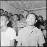 Dans un poste, militaires et partisans assistent à une projection de la section cinéma du service social des FAEO (Forces armées d'Extrême-Orient), en tournée à travers le pays ThaÏ.