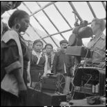 Installation du matériel de projection devant les villageois de Kim Noi par l'équipe cinéma itinérante du service social des FAEO (Forces armées d'Extrême-Orient).