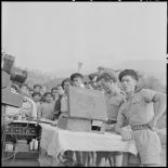 Préparation d'une séance de cinéma par l'équipe 