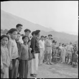 Installation du matériel de projection de l'équipe cinéma des FAEO (Forces armées d'Extrême-Orient) en présence de nombreux villageois de Muong Chen et d'élements d'un bataillon Muong.