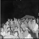 Militaires et villageois assistent à une séance de cinéma en plein air du service social des FAEO (Forces armées d'Extrême-Orient) à Ban It Ong.