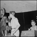 Les opérateurs de l'équipe cinéma du service social des FAEO (Forces armées d'Extrême-Orient) lors d'une projection en plein air en pays ThaÏ.