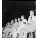 Les autorités locales assistent à une séance de cinéma en plein air à Ban It Ong en pays ThaÏ.