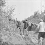 Au cours d'une tournée de projection à travers le pays ThaÏ, la colonne de l'équipe itinérante 