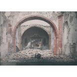 Intérieur d'une église en ruine. [légende d'origine]