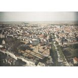 Vue en plongée sur un quartier. [légende d'origine]