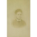 [Portrait d'une jeune femme portant une broche sous le col].