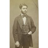 [Portrait d'un jeune homme de la famille Beleys avec un noeud papillon et une montre de gousset].