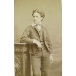 [Portrait d'un jeune homme de la famille Beleys avec un noeud papillon, accoudé à une console].