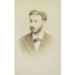 [Portrait d'un homme de la famille Beleys coiffé avec une raie centrale].