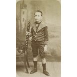 [Portrait en pied d'un garçon en costume de marin].