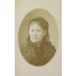 [Portrait de femme en médaillon avec une coiffe de dentelle].