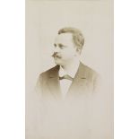 [Portrait d'homme en buste].