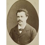 [Portrait d'homme en médaillon avec effet bombé].