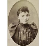 [Portrait de jeune femme en médaillon avec effet bombé].