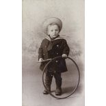 [Portrait d'un enfant avec un cerceau].