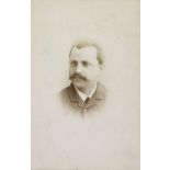 [Portrait d'homme en médaillon].