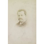 [Portrait d'homme en médaillon].