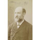 [Portrait en buste d'un homme barbu].