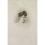[Portrait de femme en médaillon].