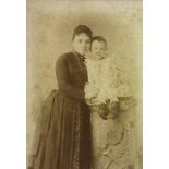 [Portrait de Georges Wormser enfant avec sa gouvernante].