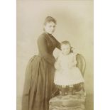 [Portrait de Georges Wormser enfant avec sa gouvernante].