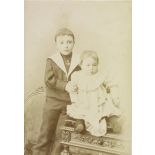 [Portrait de Georges Wormser avec sa soeur, Henriette ou Alice].