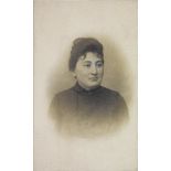 [Portrait de femme en buste].