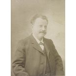 [Portrait d'un homme en buste].