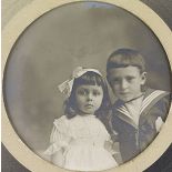 [Portrait de deux enfants dans un médaillon].