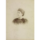 [Portrait de femme en buste].