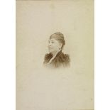 [Portrait de femme en buste].