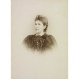 [Portrait de femme en buste].