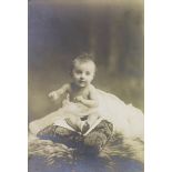 [Portrait d'un nourrisson sur un coussin].