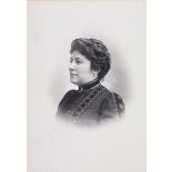 [Portrait d'une femme en demi-buste avec une broche en croissant de lune sur le col].