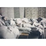 Hôpital du Grand Palais, service du docteur Laurent, opération de la greffe d'os, les deux soldats 8 jours après l'opération. [légende d'origine]