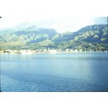 Vue du dock : le port de Tahiti, Papeete et la montagne. [légende d'origine]