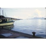 L'entrée du port, au fond Mooréa, la Dives (bâtiment de ravitaillement) à Papeete. [légende d'origine]